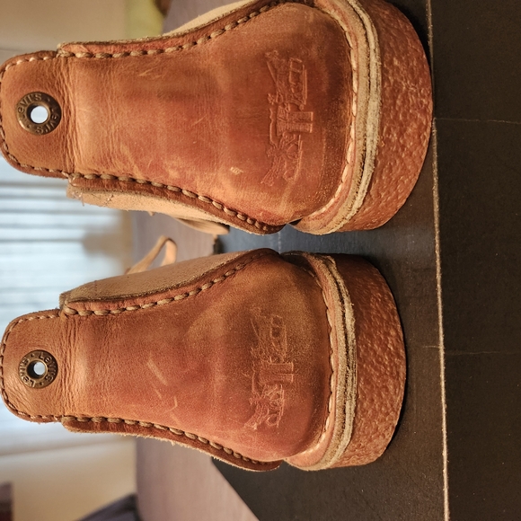 Tan Boots with Lightweight Design and Breathable Material - Picture 4 of 4